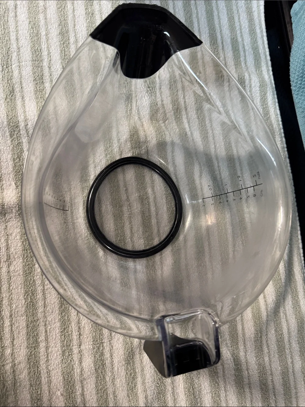 Kitchenaide Clear Plastic Measuring Bowl with Black Handle - 8cup 2 Liter